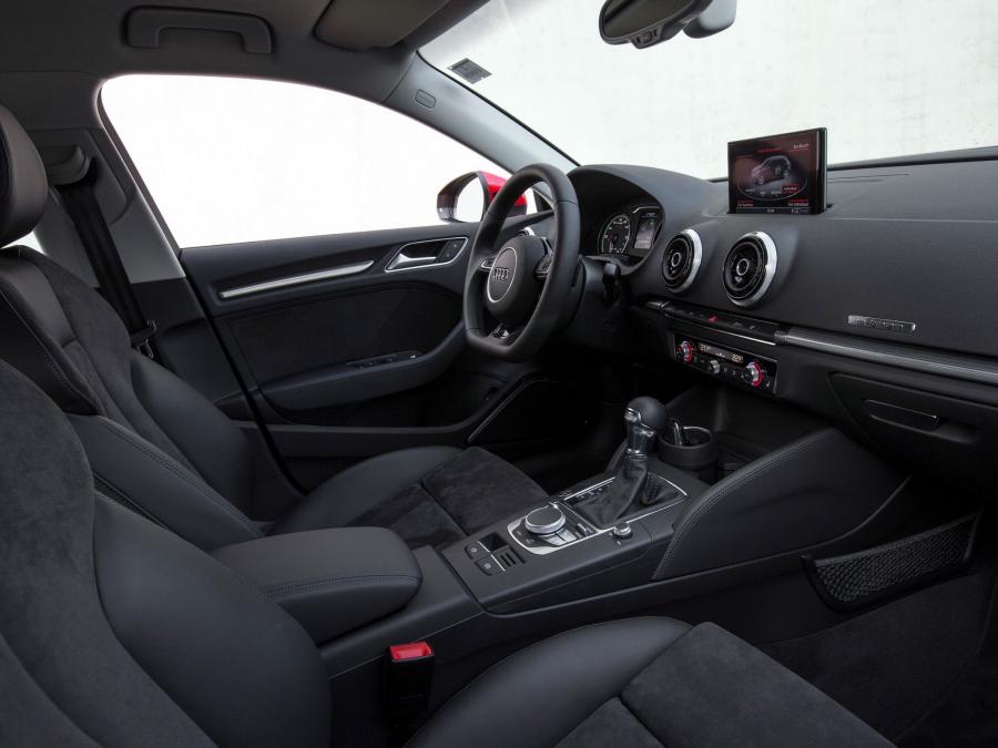 Интерьер Audi A3 Sportback e-Tron (8V) 2014 года  (фото 6 из 95)